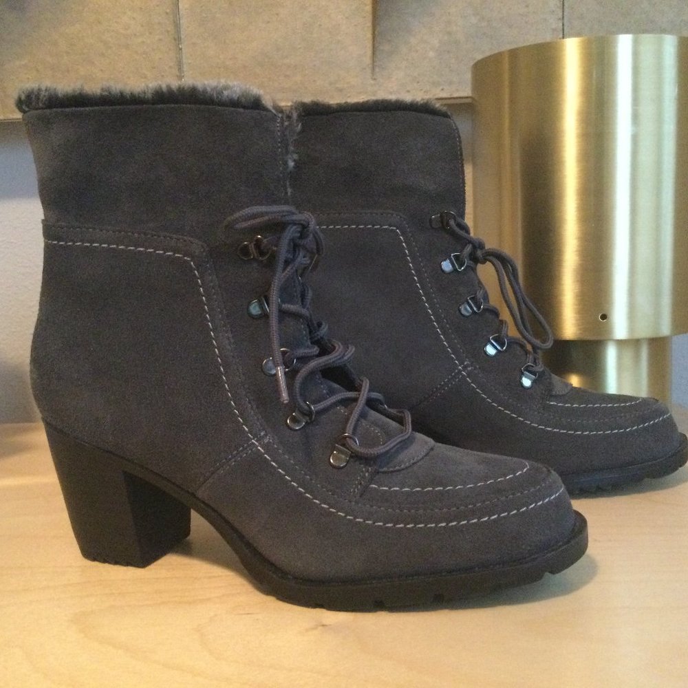 Isotoner Women's JOANNE lace up-booties